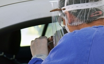 Atendimento drive-thru testa trabalhadores da saúde e da segurança