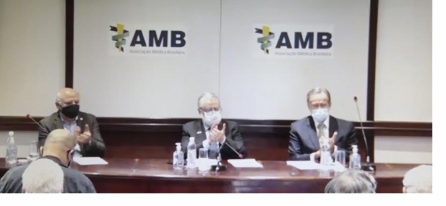 Respeito à ciência dá tom à posse da nova diretoria da AMB