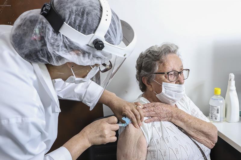 Prefeitura vacina idosos de 85 a 89 anos. Veja o cronograma