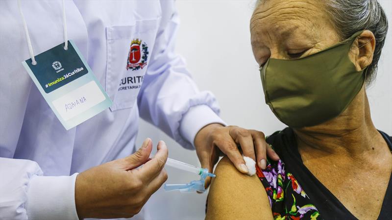 Saúde retoma aplicação da 1ª dose em Curitiba