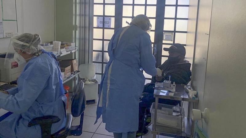 Curitiba passa a fazer teste rápido em pacientes de 18 a 40 anos