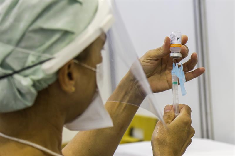 Curitiba vacina pessoas com 57 e 56 anos completos ou mais nesta semana