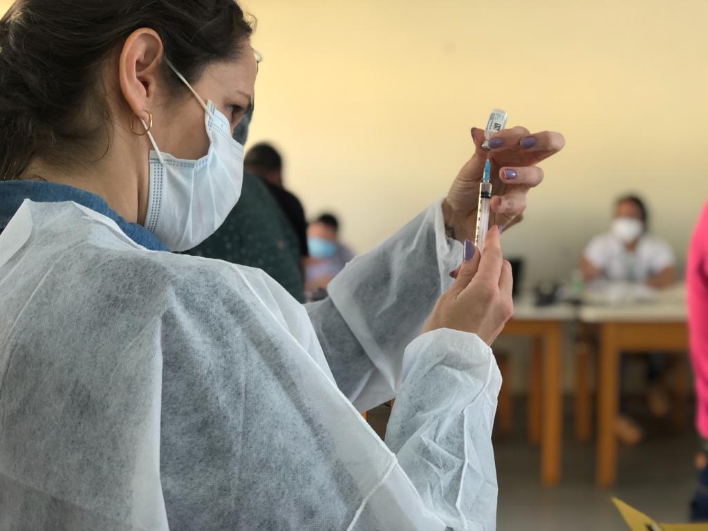 5,5 milhões de vacinas contra a Covid-19 já foram aplicadas em paranaenses