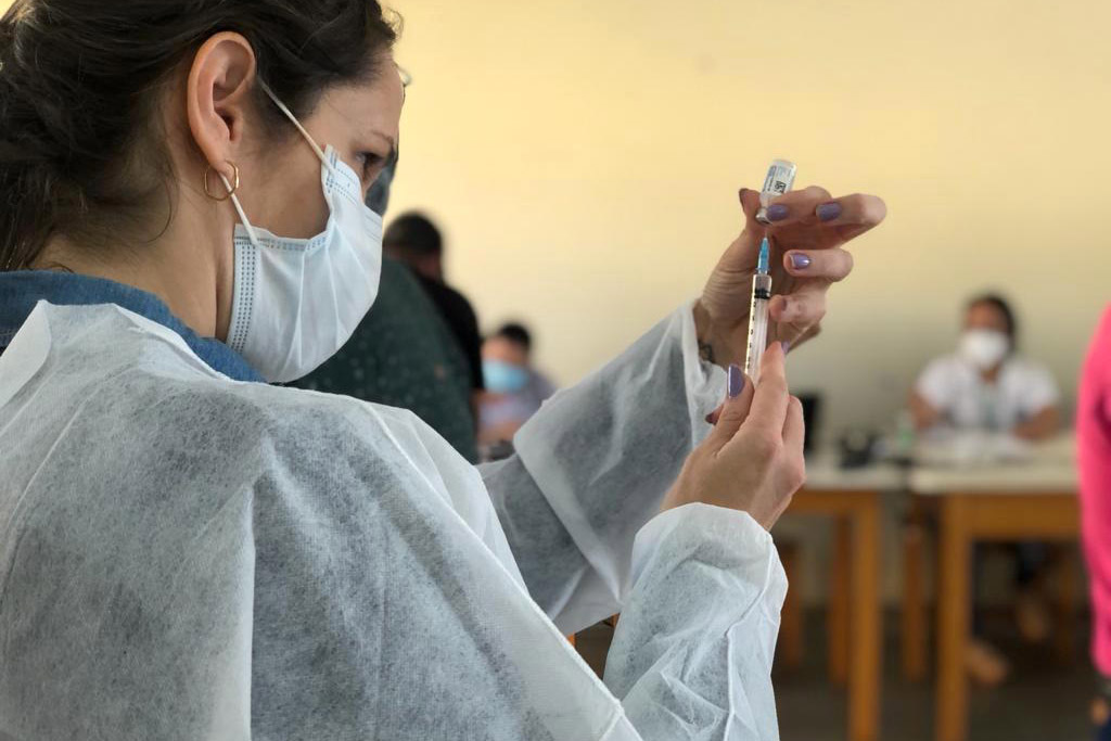 4,5 milhões de paranaenses já tomaram a primeira dose ou a dose única contra a Covid-19
