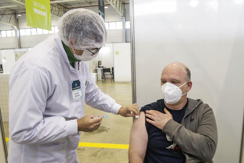 Saúde retoma vacinação com 1ª dose a partir desta quinta. Veja as faixas etárias