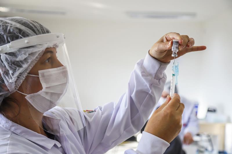 Saúde retoma cronograma de primeira dose e vacina os nascidos em 1985
