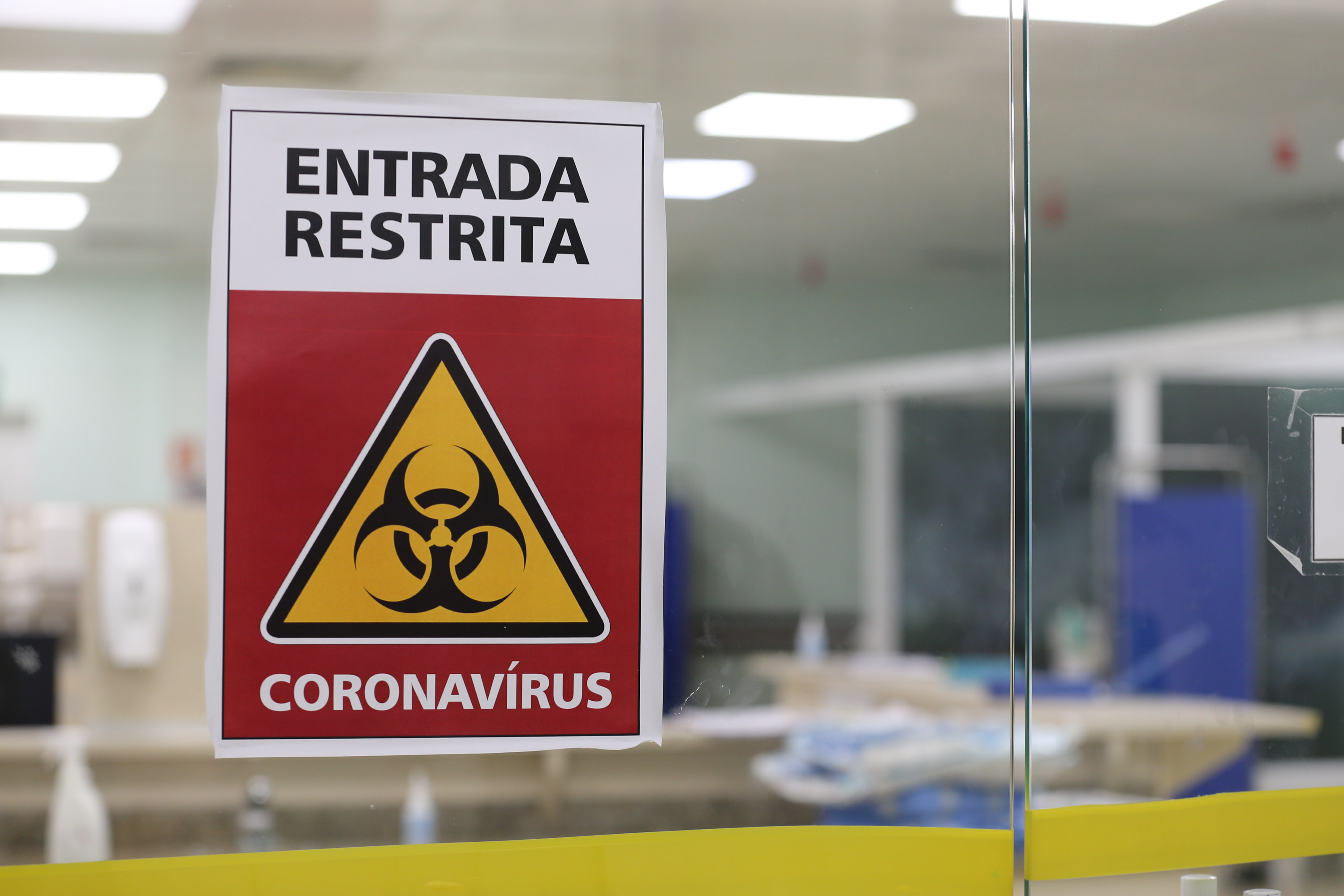 Número de mortes por Covid-19 caíram pela metade em agosto no Paraná