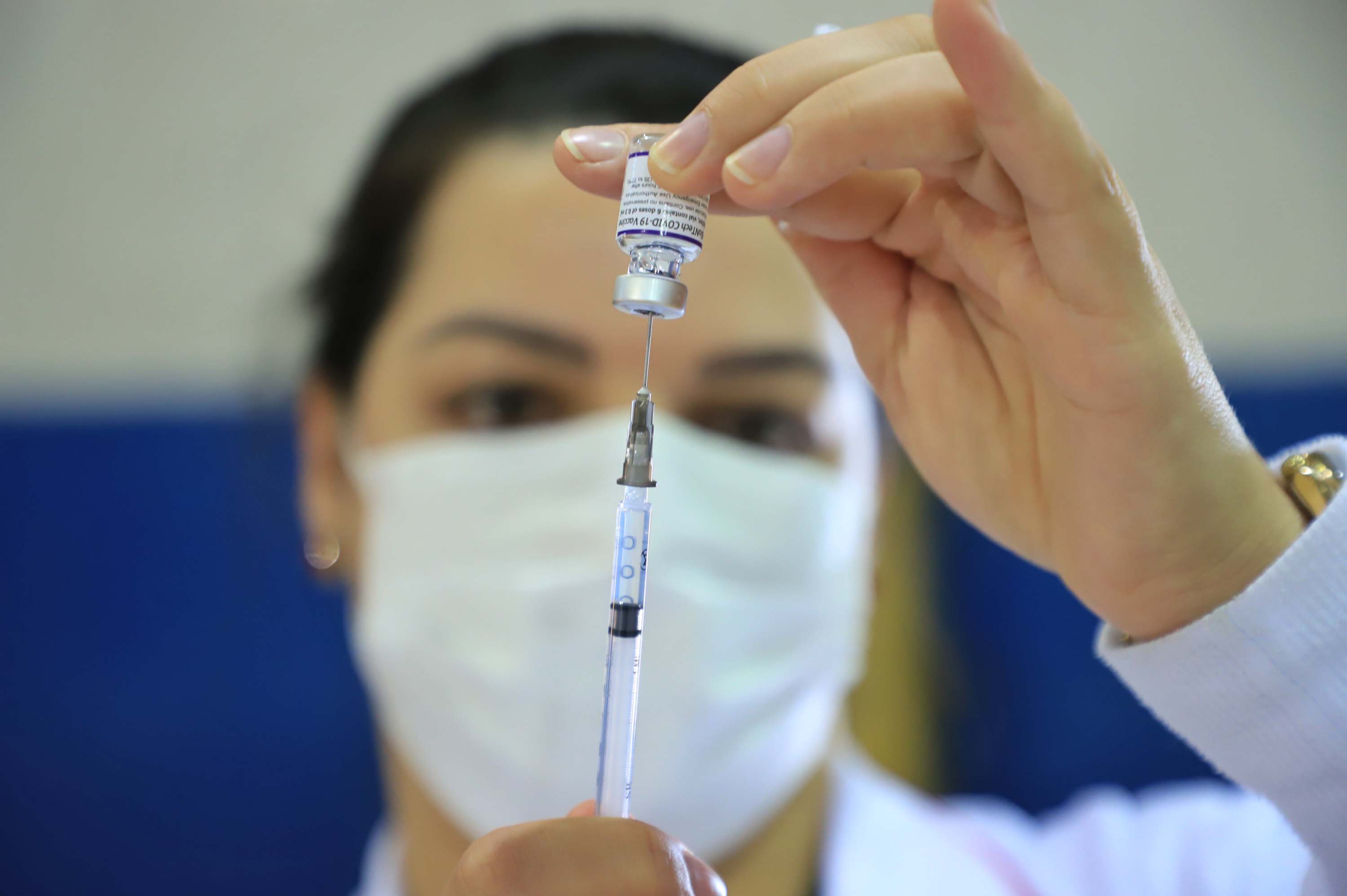 Um ano após início da vacinação, PR tem mais de 70% da população completamente imunizada