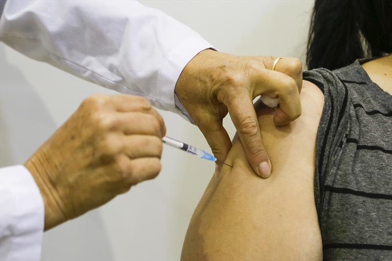 4 milhões de paranaenses tomaram a dose de reforço contra a Covid-19