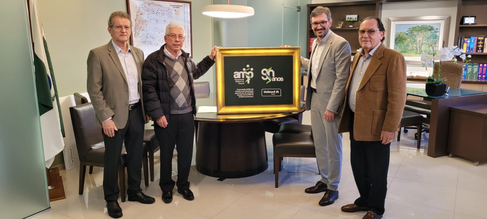 AMP recebe homenagem da Unimed Paraná pelos 90 anos