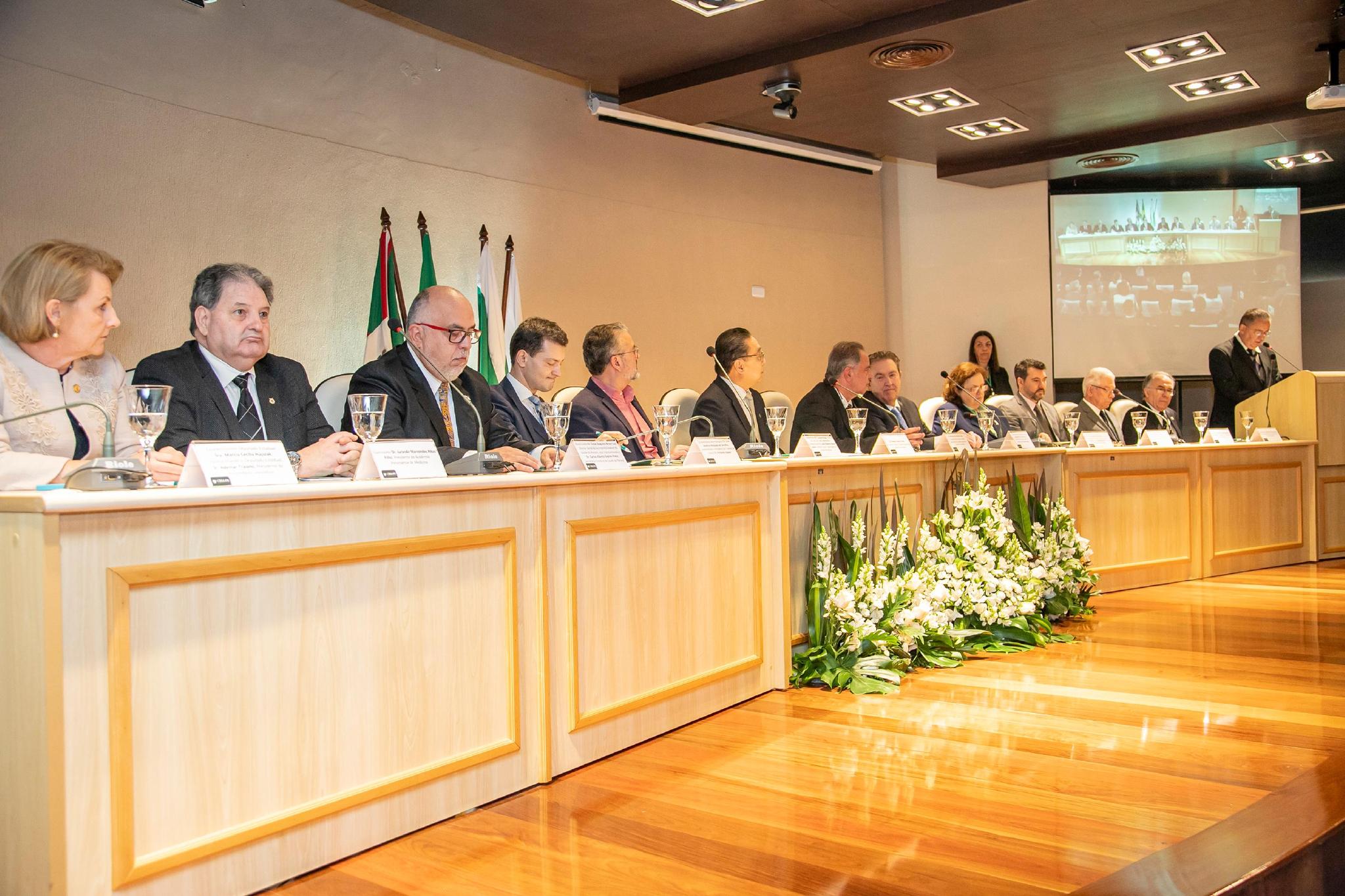 Empossados conselheiros e a nova diretoria do CRM-PR