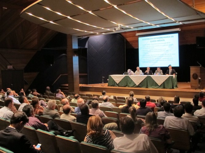 Em assembleia permanente, médicos podem parar