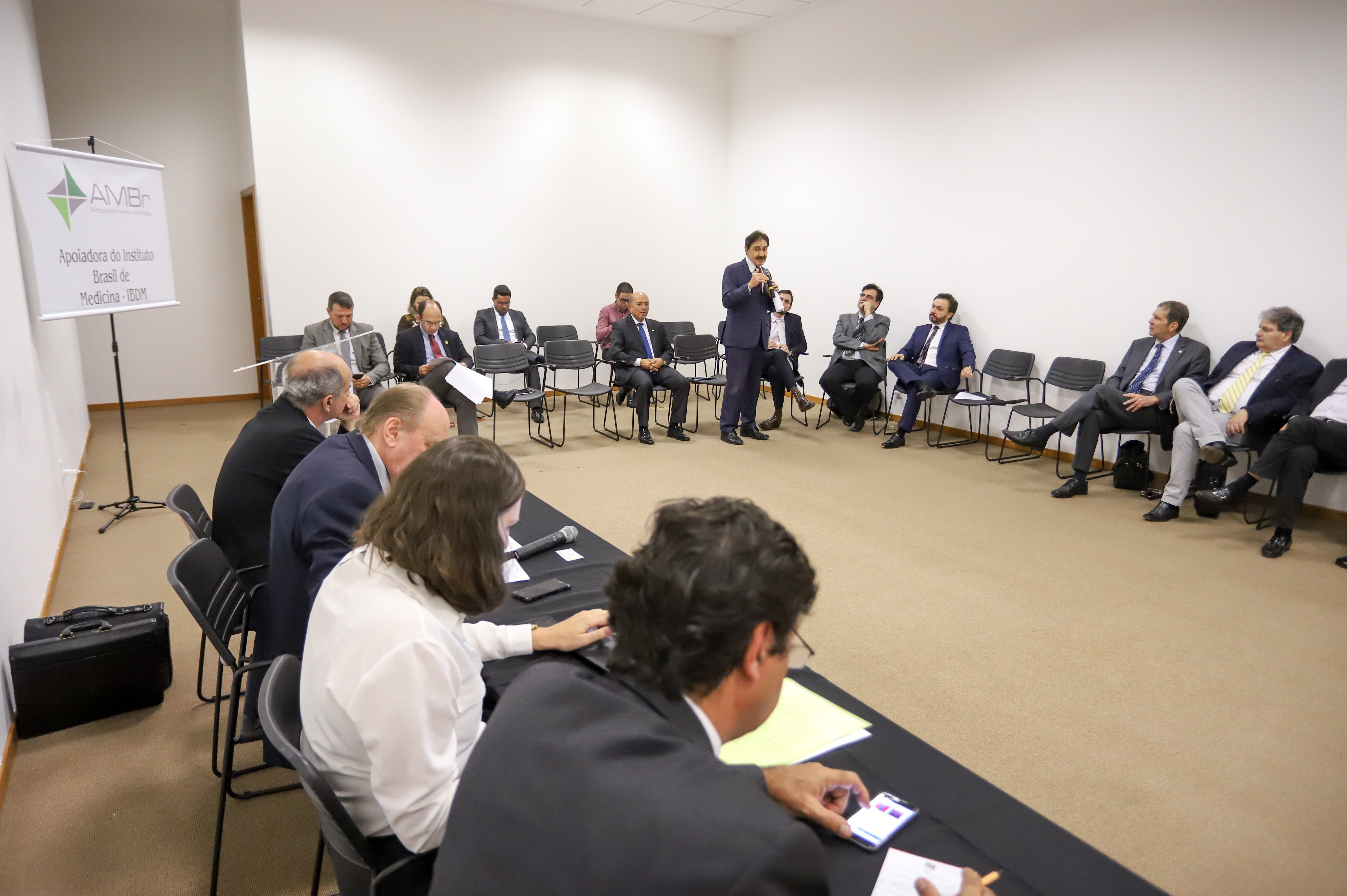 Instituto Brasileiro de Medicina ganha força com participação de parlamentares