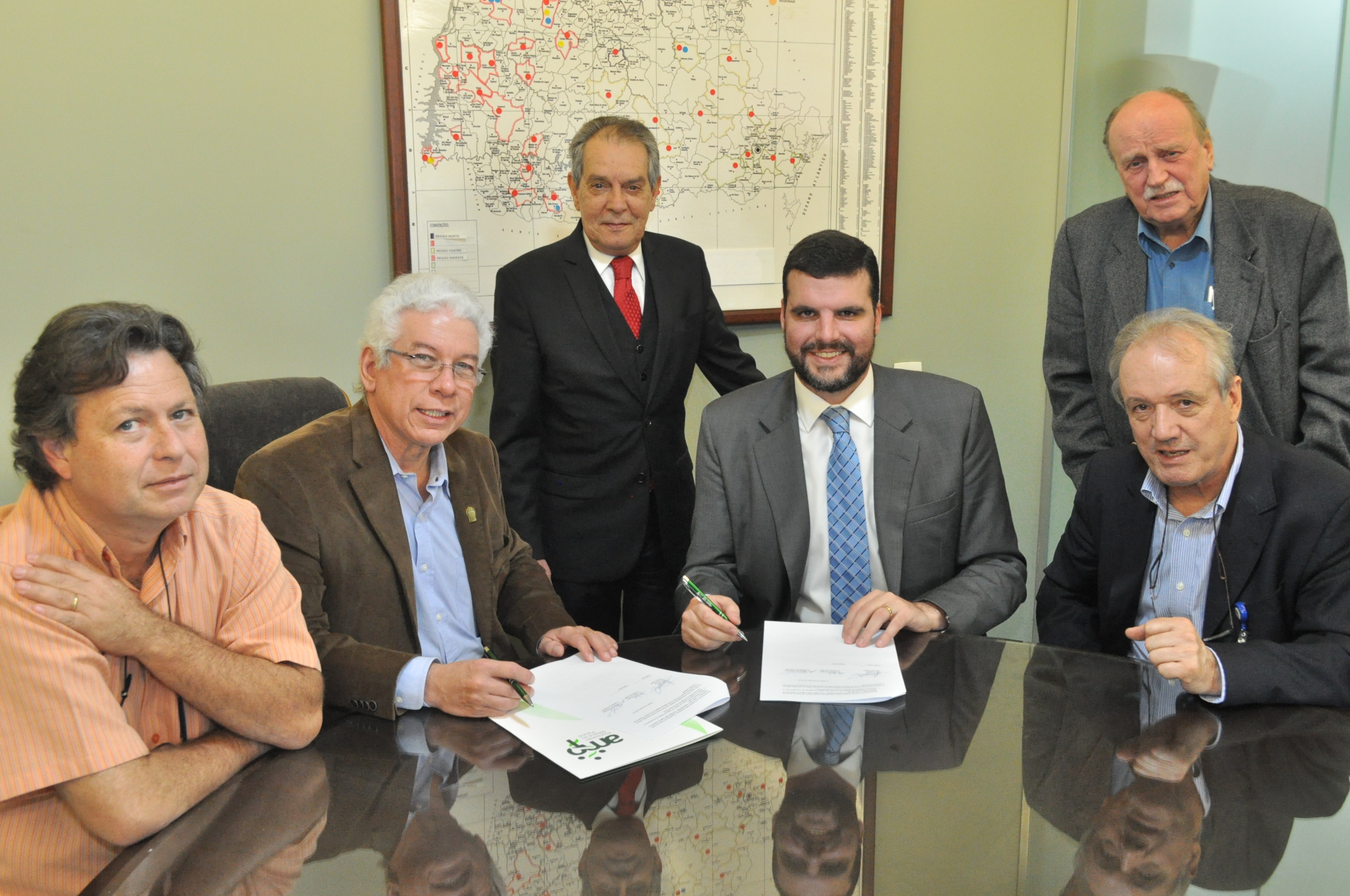Deputado Pedro Lupion assina Termo de Compromisso com a saúde da população