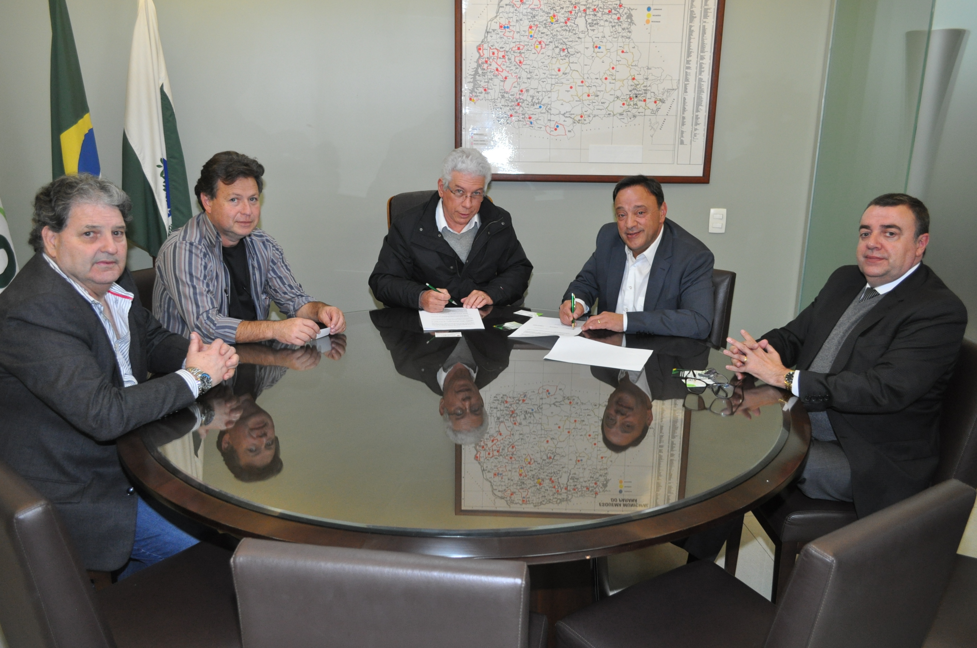 Deputado Hussein Bakri visita a AMP e assina termo de compromisso