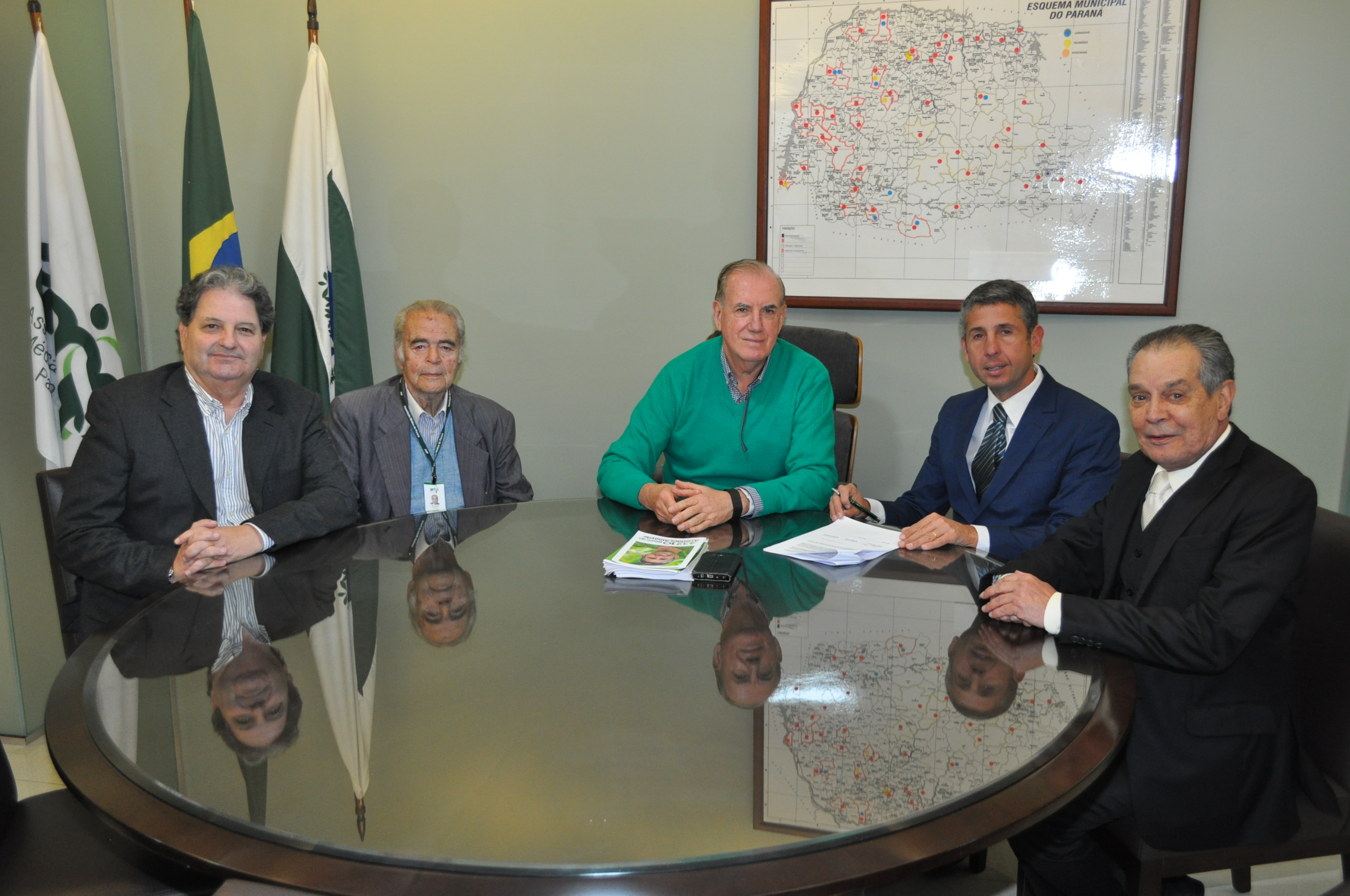 Candidato a deputado estadual Aristides Athayde também firma compromisso com a classe médica