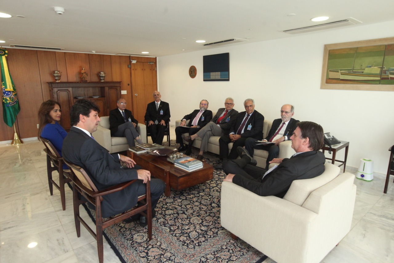 CFM apresenta Novo Código de  Ética Médica e faz pedidos a Bolsonaro