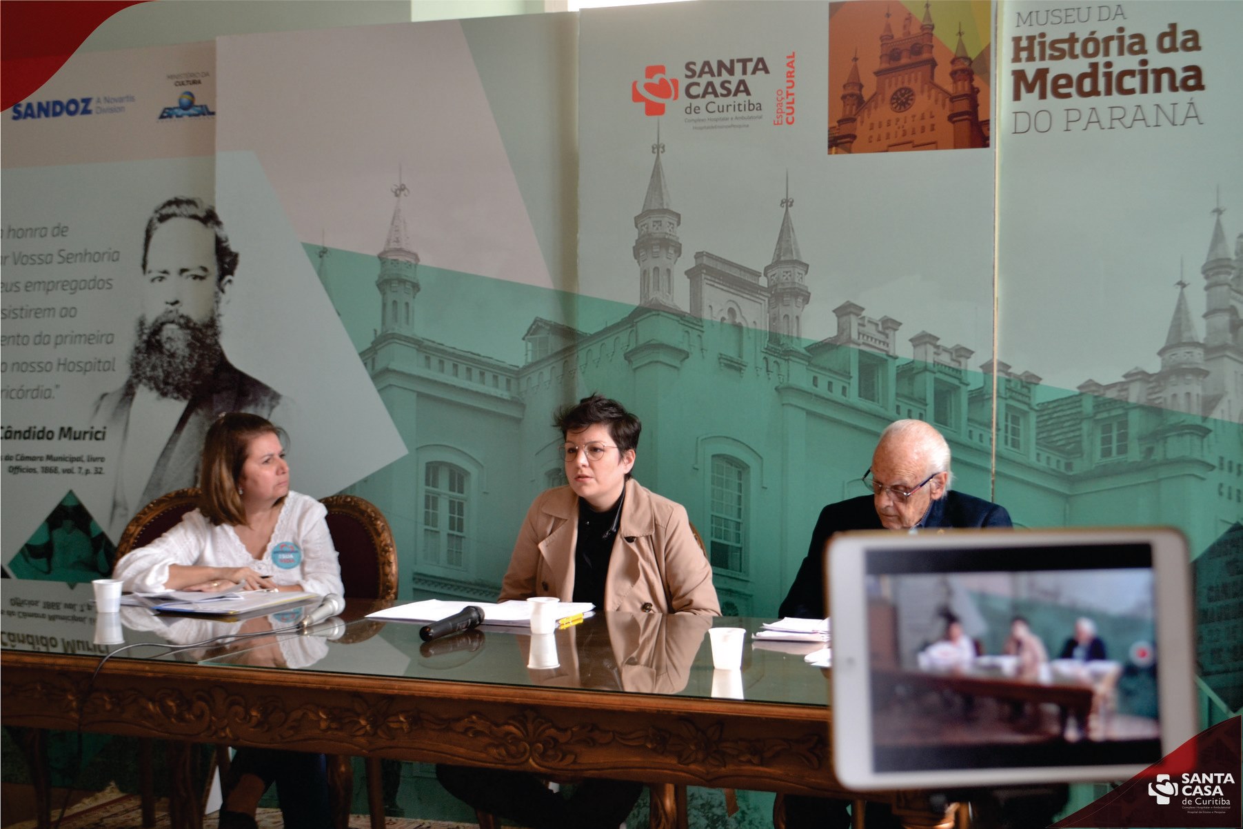 Mesa redonda no Museu da História da Medicina do Paraná